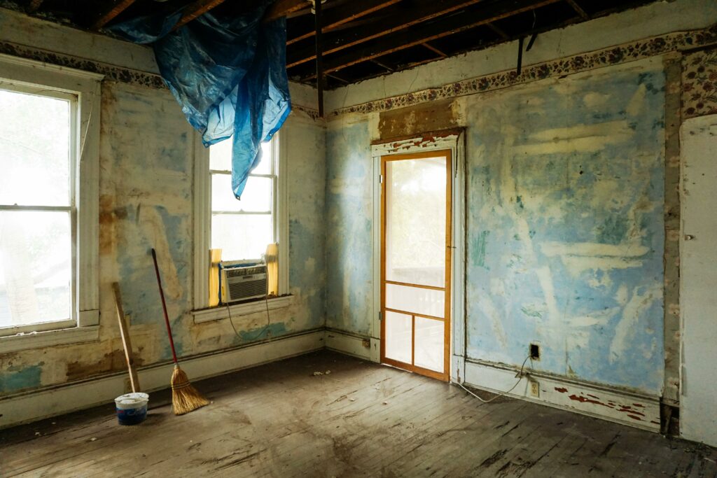 intérieur d'un appartement délabré intérieur d'un appartement délabré